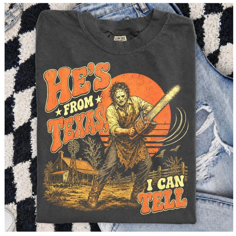 He's From Texas I Can Tell Retro Chainsaw Horror Graphic T-Shirt